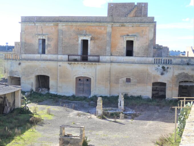 Antica masseria con frantoio ipogeo e chiesa con affreschi a Cavallino (Lecce)