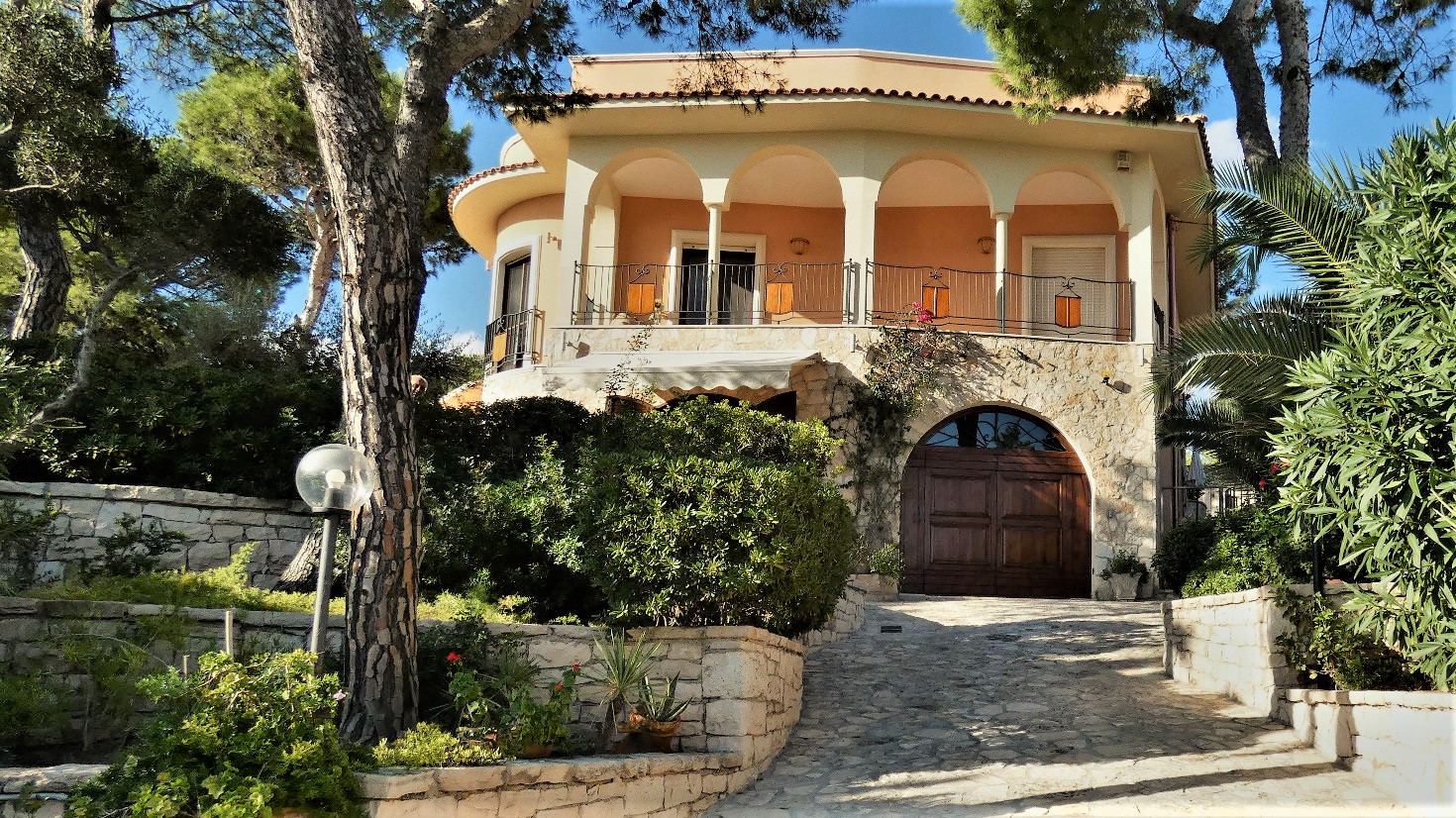 LUXURY VILLA WITH PANORAMIC VIEW ON THE SEASIDE