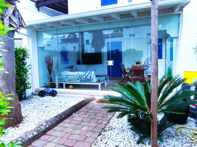 Ristrutturato, nuovi arredi, veranda con vetrata scorrevole, piscina. Porto Cesareo (LE)